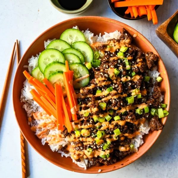 These Easy Korean Beef Bowls are a flavorful dinner that come together in just 20 minutes. Made with ground beef, garlic, ginger, soy sauce, sesame oil, and brown sugar or honey, all served over fluffy white rice.
