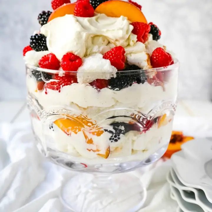 Peach Berry Trifle Angel food cake, a sweet, creamy, fluffy filling with fresh peaches and raspberries makes this the perfect summer dessert. www.modernhoney.com #peach #peacherecipes #trifle #dessert