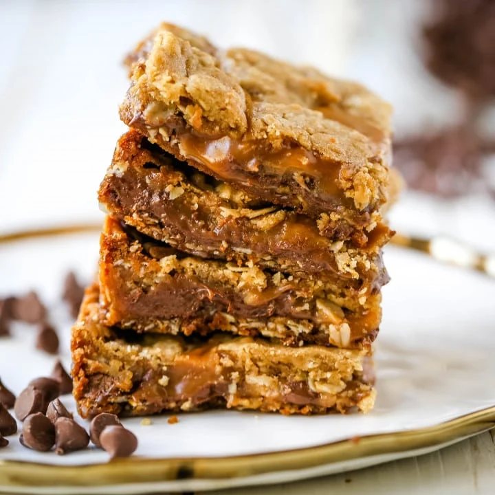 Caramelitas Chocolate Caramel Oatmeal Bars. Buttery oatmeal cookie layer with gooey sweet caramel and rich milk chocolate. The perfect caramelita bar recipe! www.modernhoney.com #caramelitas #chocolatecaramelbars #dessertbars