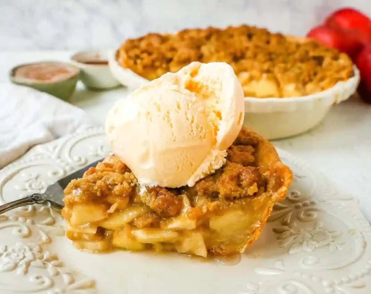 Dutch Apple Pie How to make a traditional Dutch Apple Pie with a buttery, flaky pie crust, topped with cinnamon-sugar apples, with a brown sugar streusel topping. www.modernhoney.com #apple #applepie #dutchapplepie