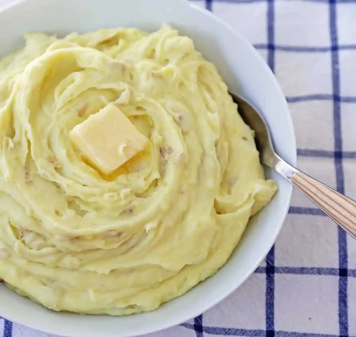 Perfect Creamy Mashed Potatoes. Simple, foolproof, creamy classic mashed potatoes recipe. This is a classic side dish that everyone will love! How to make the BEST Mashed Potatoes. www.modernhoney.com #mashedpotatoes #potatoes #thanksgiving #thanksgivingsidedish