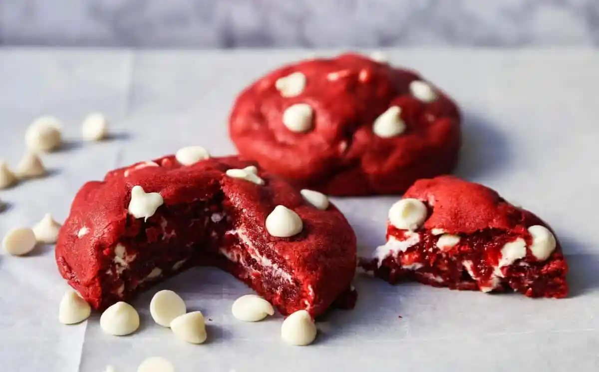 Red Velvet Cookies. Soft chewy famous Red Velvet Cookies with sweet white chocolate chips. www.modernhoney.com #redvelvet #redvelvetcookies #cookies #4thofJuly