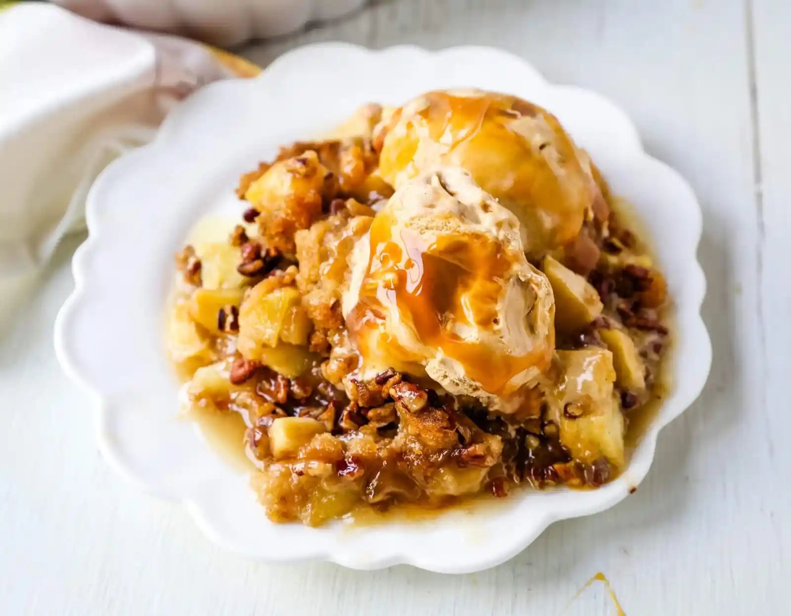 Apple Crisp. A classic Fall dessert made with sweet and tart apples and a homemade buttery brown sugar topping. This Apple Crisp recipe is made with freshly chopped sweetened apples with a handcrafted brown sugar crumble. It is a warm comforting dessert topped with vanilla bean ice cream and salted caramel. www.modernhoney.com #applecrisp #appledesserts #appledessert #dessert