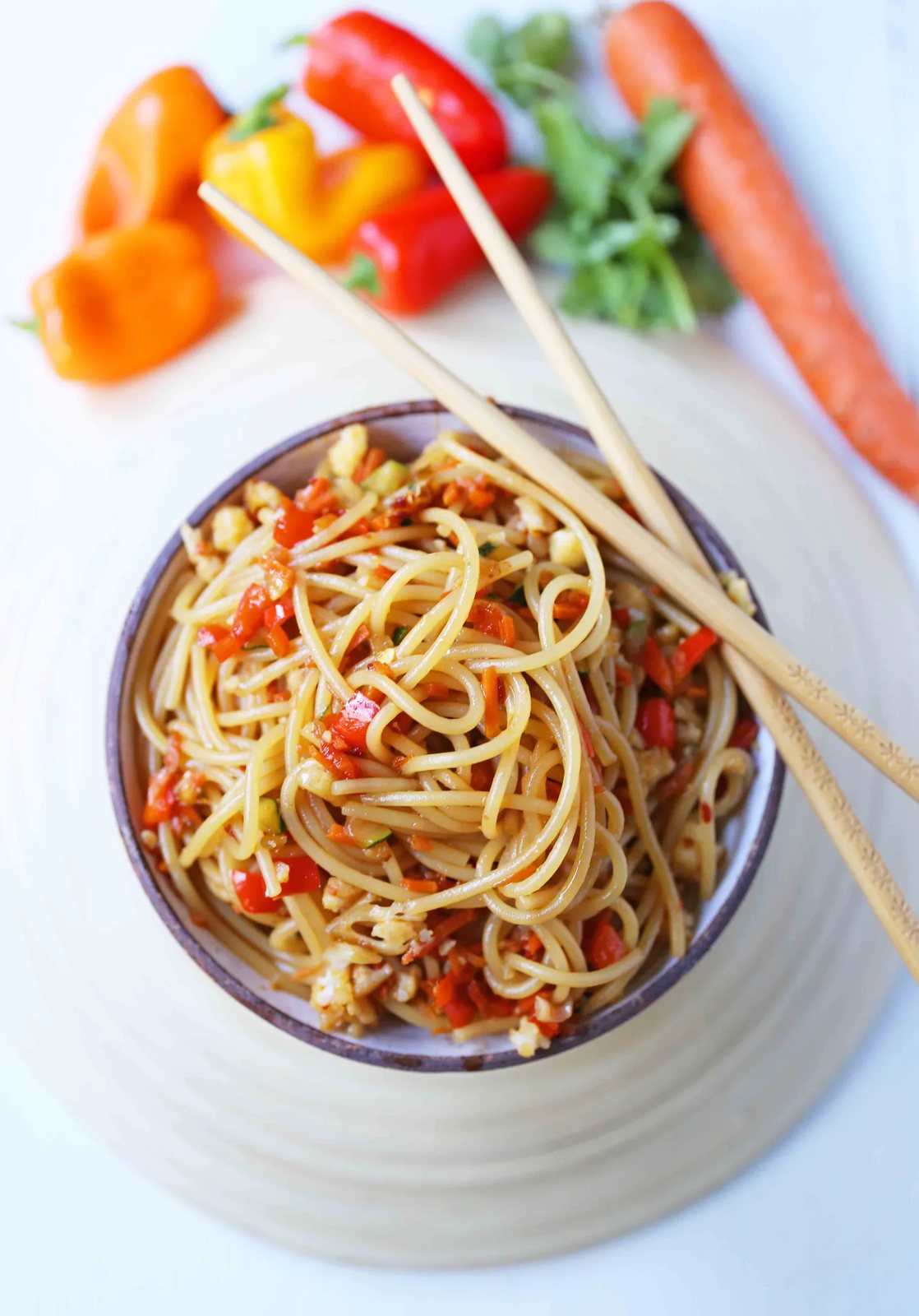 Asian Vegetable Stir-Fry Noodles. Healthy fresh vegetables in a homemade stir-fry sauce tossed with noodles. A quick and easy family dinner. 20-minute Asian Garlic Noodles Recipe. www.modernhoney.com #asiannoodles #garlicnoodles #stirfry #veggiestirfry #asianfood