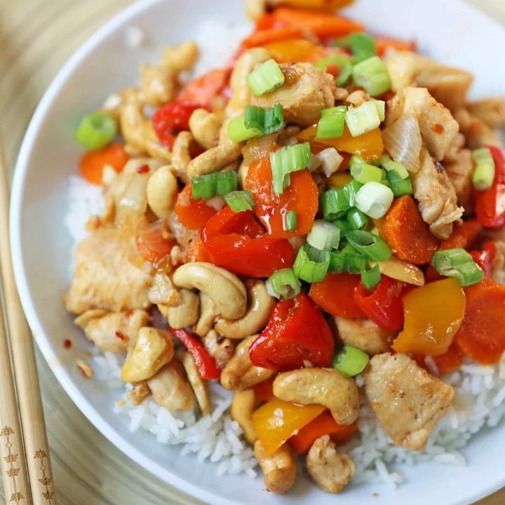 Honey Cashew Chicken. A healthier version of a popular Asian dish -- Cashew Chicken. Gluten-Free. Dairy-Free. Sugar-Free. A spicy and sweet chicken with crisp vegetables in a flavorful sauce. www.modernhoney.com #honeycashewchicken #cashewchicken #chinesechicken #asianfood