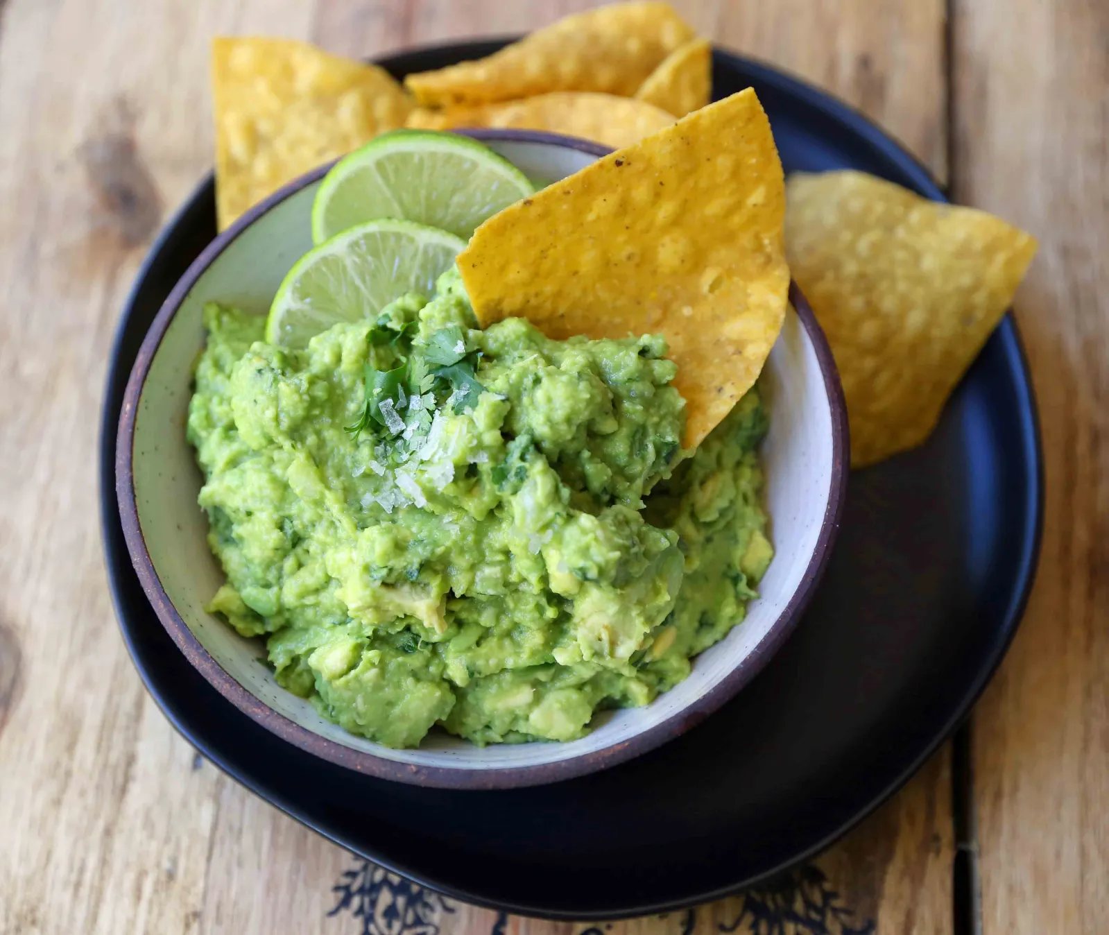The Best Guacamole Recipe. How to make authentic Mexican guacamole. Simple perfect guacamole made with the freshest ingredients. www.modernhoney.com #guacamole #bestguacamole #avocados