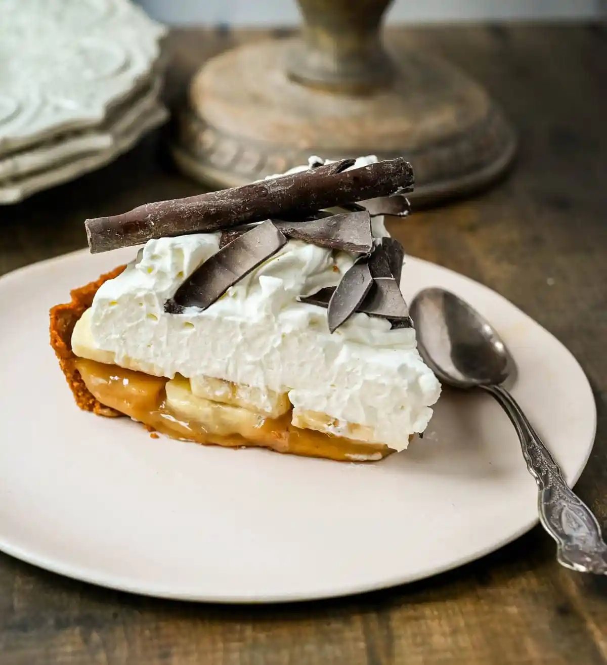 This classic banoffee pie is a no-bake dessert made with a buttery graham cracker or Biscoff cookie crust, rich toffee caramel, fresh bananas, and fluffy whipped cream. It’s a holiday dessert that delivers big flavor with no oven and minimal prep.