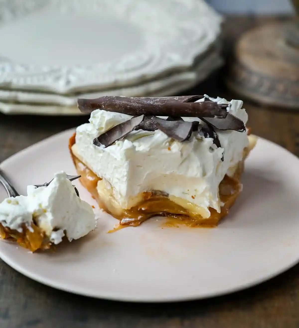 This classic banoffee pie is a no-bake dessert made with a buttery graham cracker or Biscoff cookie crust, rich toffee caramel, fresh bananas, and fluffy whipped cream. It’s a holiday dessert that delivers big flavor with no oven and minimal prep.