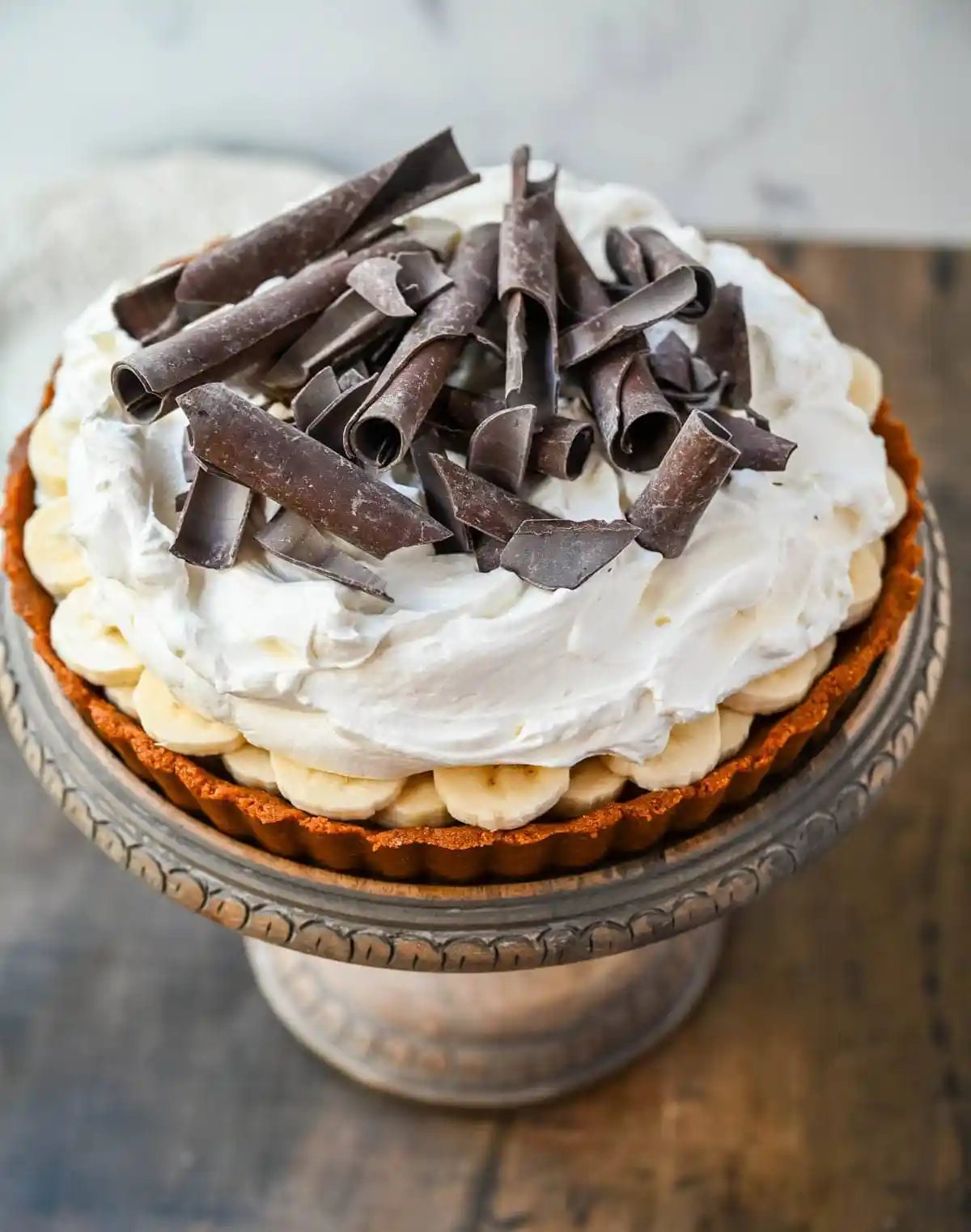This classic banoffee pie is a no-bake dessert made with a buttery graham cracker or Biscoff cookie crust, rich toffee caramel, fresh bananas, and fluffy whipped cream. It’s a holiday dessert that delivers big flavor with no oven and minimal prep.