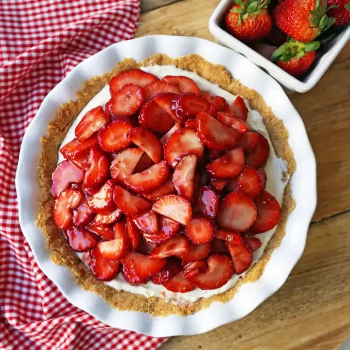 Strawberry Cream Cheese Pie. An easy sweet cream cheese pie with a buttery graham cracker crust and topped with glazed strawberries. The best strawberry pie! #strawberrypie #strawberries #pie #easter #easterdessert #creamcheesepie