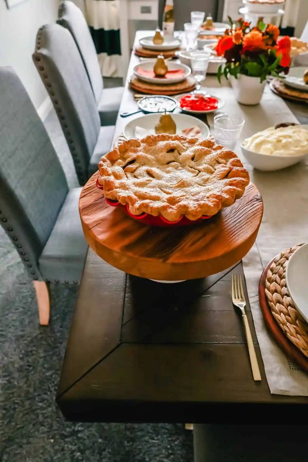 The Best Homemade Apple Pie Recipe! This Fresh Apple Pie with a Buttery, Flaky Crust is made with fresh apples tossed in sugar and cinnamon and baked in a homemade pie crust.