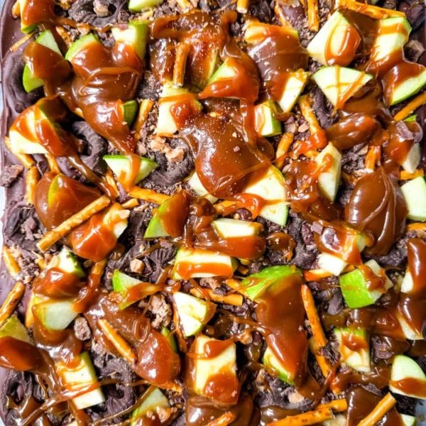 This Caramel Apple Bark is an easy no-bake Fall treat and made with fresh apples, buttery caramel, crunchy pretzels, and rich chocolate. This quick and easy Fall dessert is absolutely delicious and a crowd favorite!