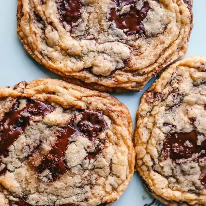 Pan Banging Chocolate Chip Cookies The famous pan banging chocolate chip cookies are thin and crispy with decadent melted dark chocolate and buttery, crispy edges and a chewy center. www.modernhoney.com #cookie #cookies #chocolatechipcookies #panbanging #panbangingcookies
