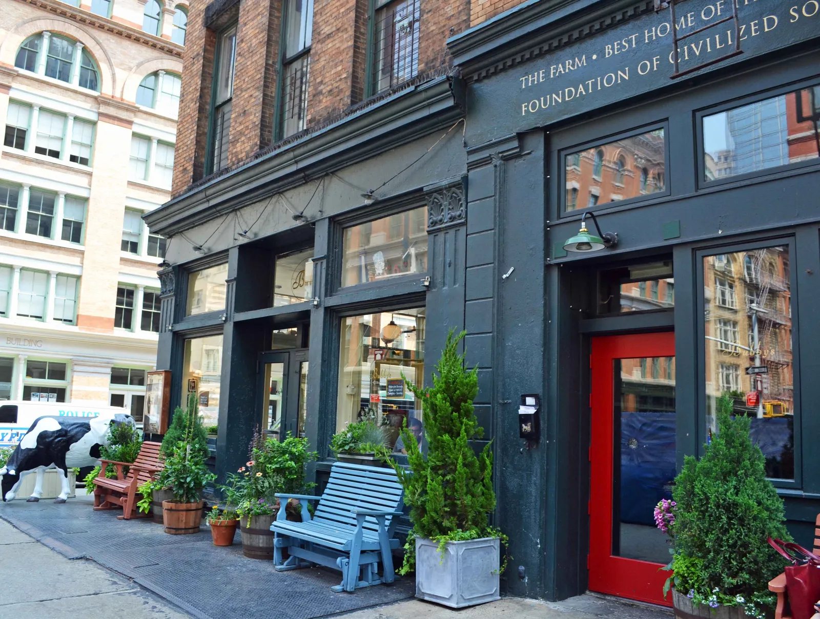 Best Places to Eat and See in New York City. The ultimate guide to NYC. Tips and tricks from locals on how to navigate the city. Best places to eat in New York City plus the best places to see while you are there. It's one of my most popular cities to visit in the world for good reason. A perfect comprehensive travel guide to New York City!