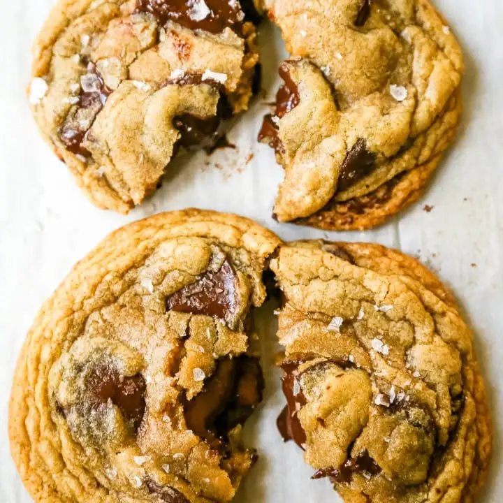 The BEST Browned Butter Chocolate Chip Cookies Homemade browned butter chocolate chip cookies are made in one saucepan! This perfect chocolate chip cookie has rich buttery toffee flavor. This is the best chocolate chip cookie recipe. www.modernhoney.com #saucepancookie #brownbuttercookie #chocolatechipcookie #chocolatechipcookies #cookie #cookies