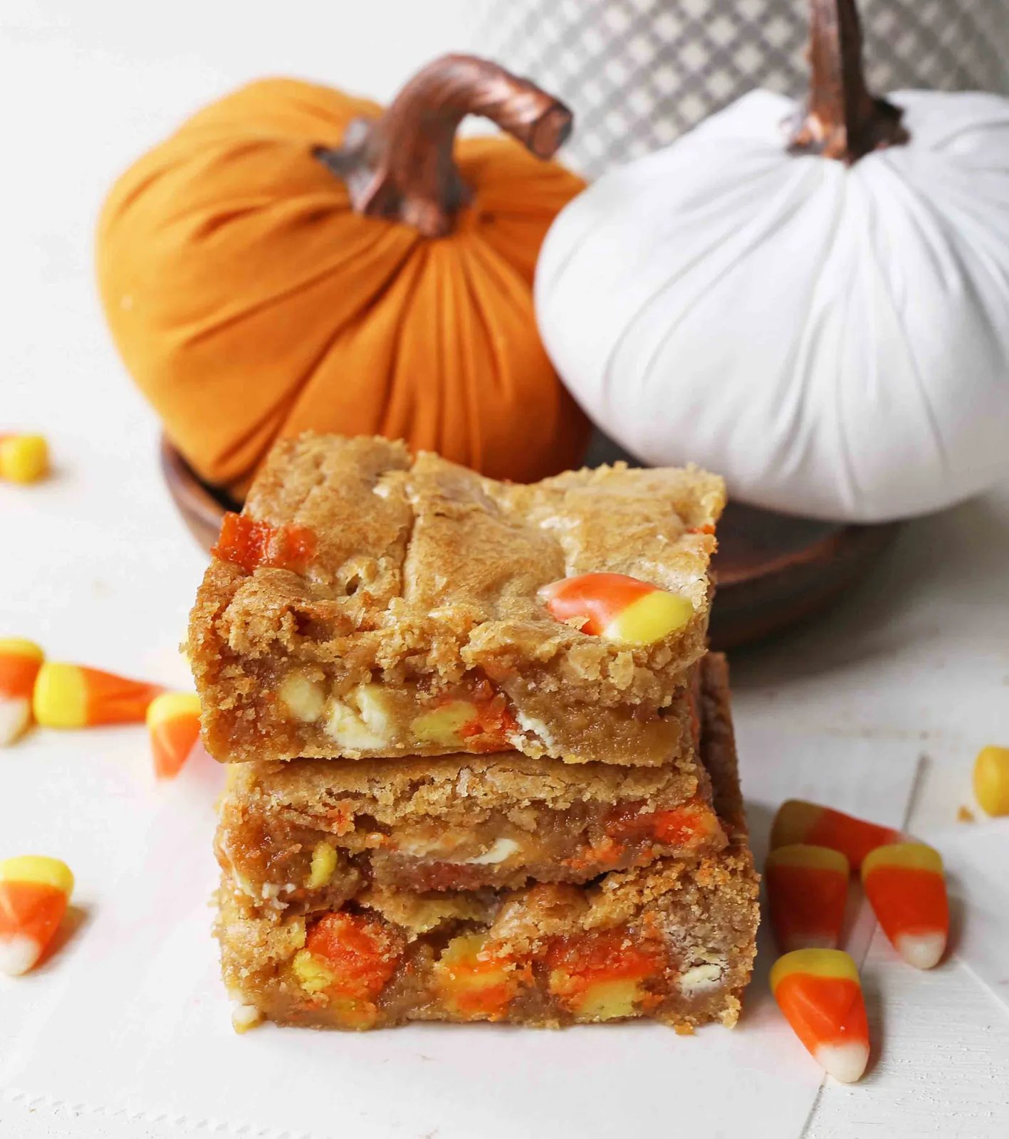 Candy Corn Blondies. Halloween Browned Butter Blondies with Candy Corn. A festive Halloween dessert bar. www.modernhoney.com #candycorns #candycorn #candycorndessert #candycornblondies #halloweenblondies #halloweendessert #halloweendesserts