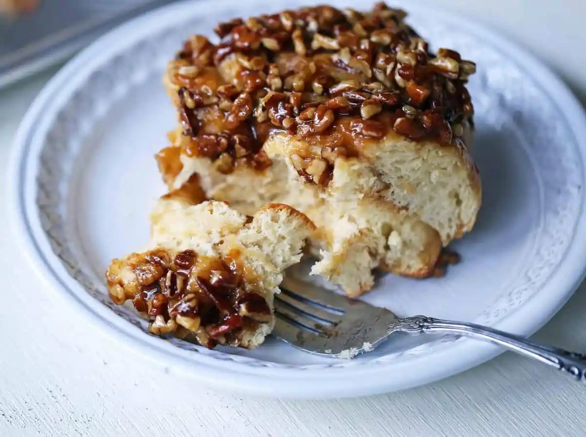 Caramel Pecan Rolls Homemade sweet rolls with rich caramel sauce and pecans. The perfect pecan sticky buns recipe! How to make homemade sticky buns from scratch. www.modernhoney.com #stickybuns #pecanrolls #caramelpecanrolls #caramelrolls #caramelstickybuns #pecanbuns