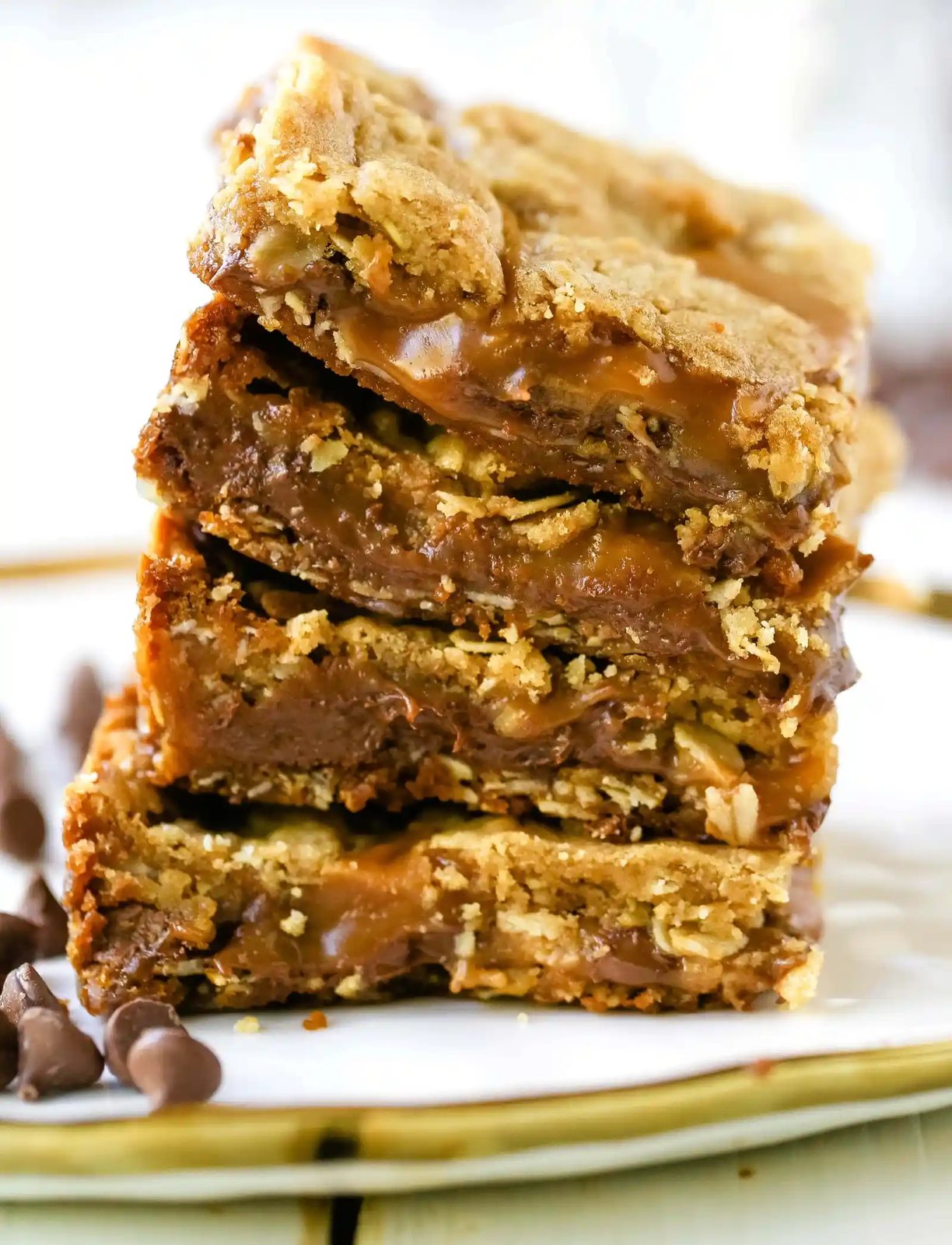 Caramelitas Chocolate Caramel Oatmeal Bars. Buttery oatmeal cookie layer with gooey sweet caramel and rich milk chocolate. The perfect caramelita bar recipe! www.modernhoney.com #caramelitas #chocolatecaramelbars #dessertbars