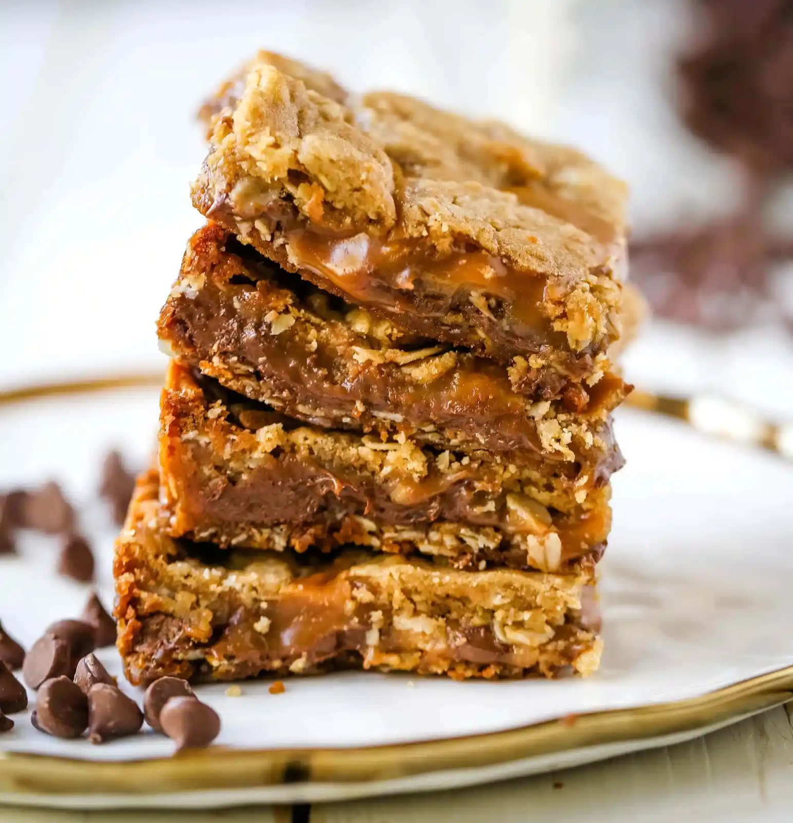 Caramelitas Chocolate Caramel Oatmeal Bars. Buttery oatmeal cookie layer with gooey sweet caramel and rich milk chocolate. The perfect caramelita bar recipe! www.modernhoney.com #caramelitas #chocolatecaramelbars #dessertbars