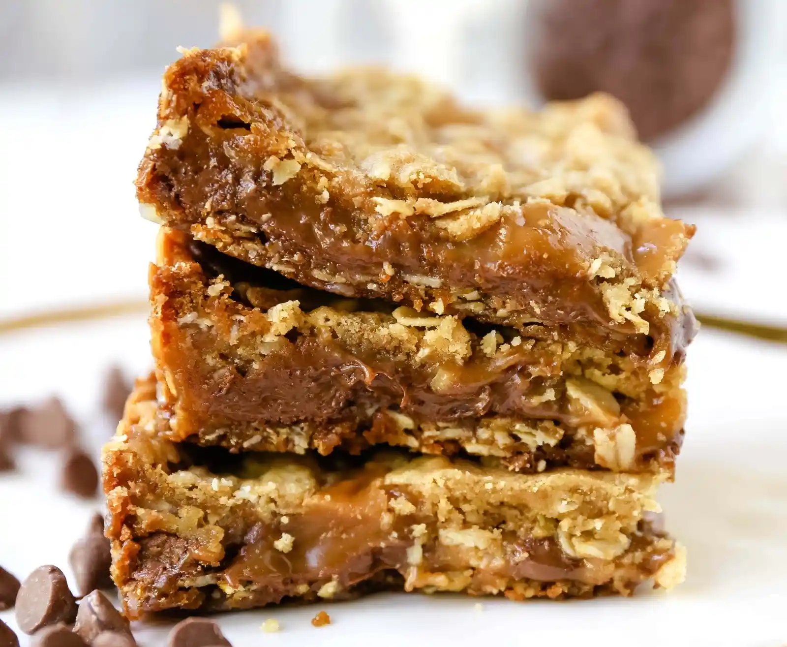 Caramelitas Chocolate Caramel Oatmeal Bars. Buttery oatmeal cookie layer with gooey sweet caramel and rich milk chocolate. The perfect caramelita bar recipe! www.modernhoney.com #caramelitas #chocolatecaramelbars #dessertbars
