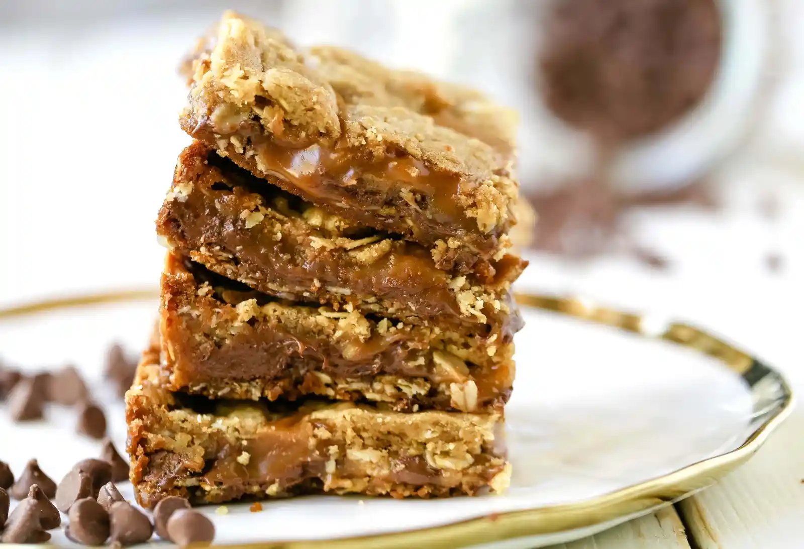 Caramelitas Chocolate Caramel Oatmeal Bars. Buttery oatmeal cookie layer with gooey sweet caramel and rich milk chocolate. The perfect caramelita bar recipe! www.modernhoney.com #caramelitas #chocolatecaramelbars #dessertbars