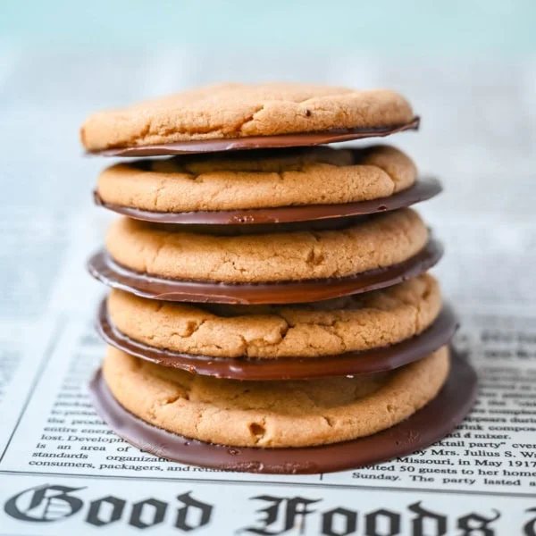 If you love the classic combo of peanut butter and chocolate, these Chocolate Bottom Peanut Butter Cookies are about to become your new favorite treat. These soft peanut butter cookies have crisp edges, chewy centers, and a smooth chocolate-coated bottom that adds the perfect rich finish.