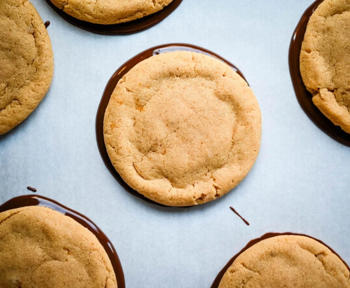 If you love the classic combo of peanut butter and chocolate, these Chocolate Bottom Peanut Butter Cookies are about to become your new favorite treat. These soft peanut butter cookies have crisp edges, chewy centers, and a smooth chocolate-coated bottom that adds the perfect rich finish.