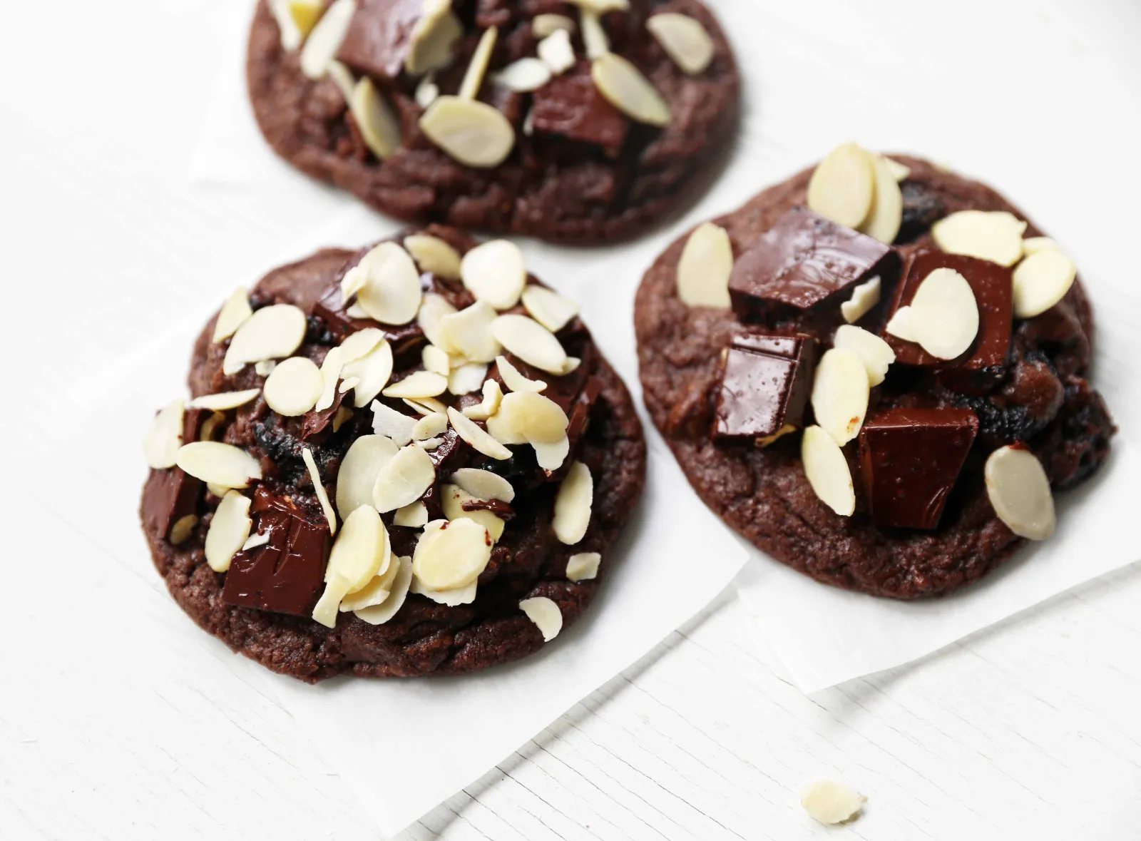 Chocolate Cherry Almond Cookies. Decadent chocolate chunk cookies with dried cherries and sliced almonds. A rich chocolate cherry chunk cookie! www.modernhoney.com #cherrychocolatecookies #chocolatecherrycookies #chocolatecookies #chocolatecookie