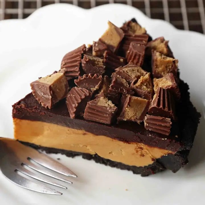 Chocolate Peanut Butter Cup Pie. Homemade chocolate peanut butter pie with an OREO cookie crust, creamy peanut butter mousse filling, and topped with chocolate ganache and peanut butter cups. www.modernhoney.com #peanutbutter #chocolatepeanutbutter #pie #pies #pierecipe
