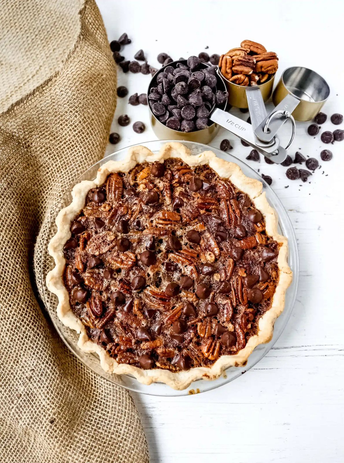 Chocolate Pecan Pie Rich chocolate pecan pie made with a brown sugar filling, crunchy pecans, rich chocolate, all in a homemade buttery, flaky pie crust. www.modernhoney.com #pie #pecanpie #chocolatepecanpie #thanksgiving #pies