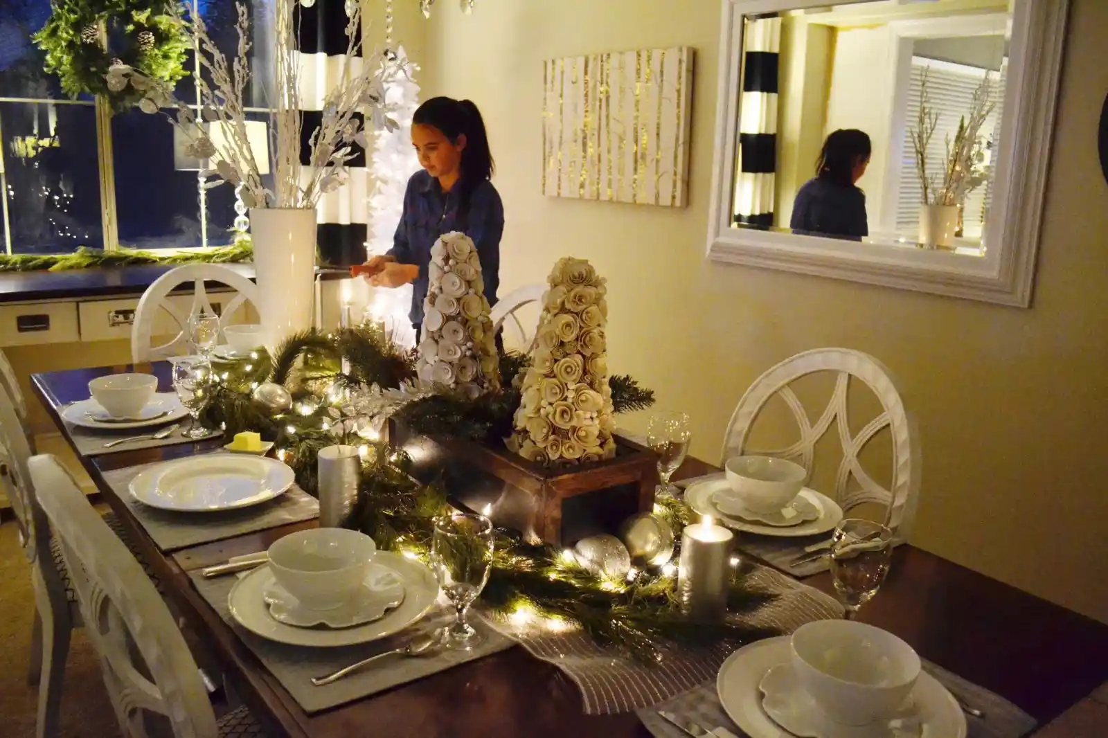Christmas Bucket List. 10 Ways to Feel the Christmas Spirit by Modern Honey. Christmas Dining Room Tablescape.