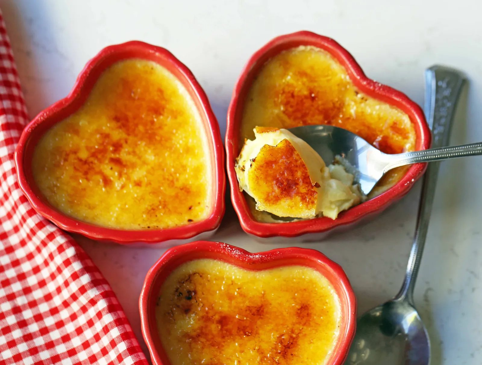 Creme Brulee Recipe. Howto make the best creme brulee. A creamy, silky vanilla custard topped with crisp sugar crust is one of the most popular desserts at restaurants for good reason. www.modernhoney.com #cremebrulee #vanillacremebrulee #dessert #valentinesday #valentinesdaydessert