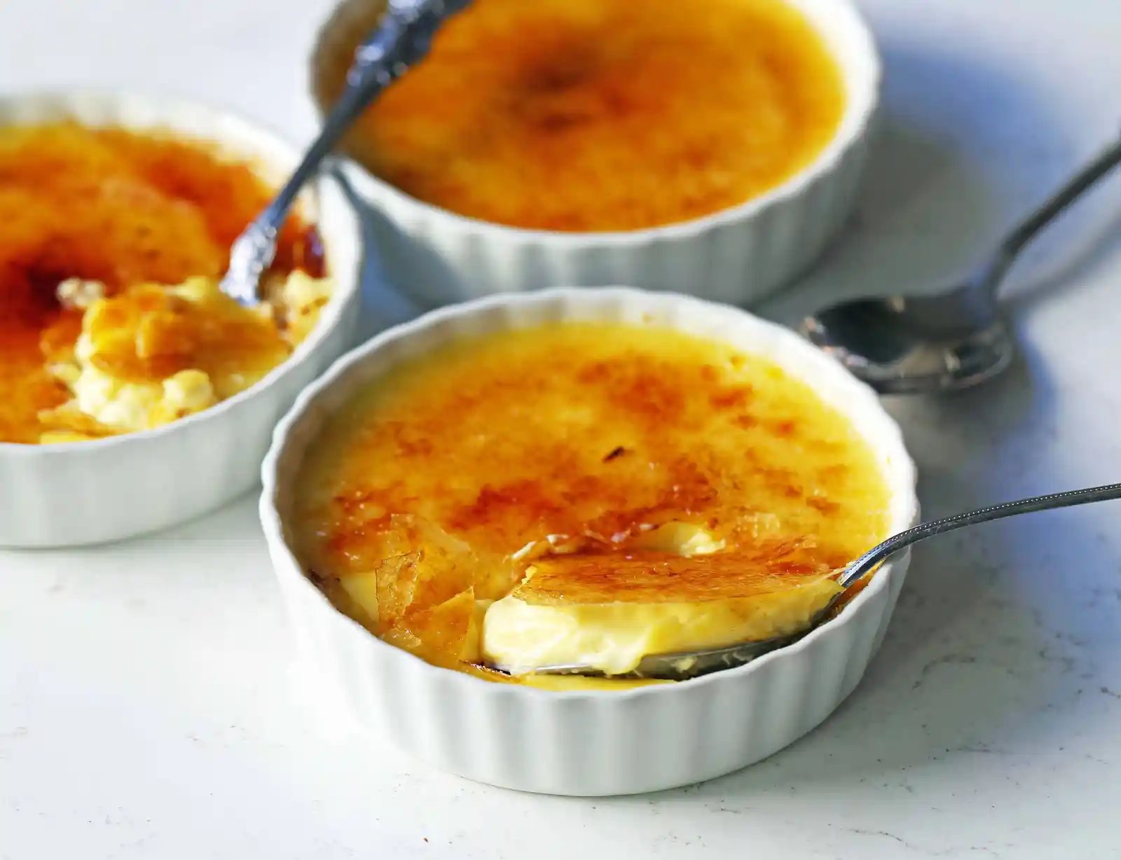 Creme Brulee Recipe. Howto make the best creme brulee. A creamy, silky vanilla custard topped with crisp sugar crust is one of the most popular desserts at restaurants for good reason. www.modernhoney.com #cremebrulee #vanillacremebrulee #dessert #valentinesday #valentinesdaydessert