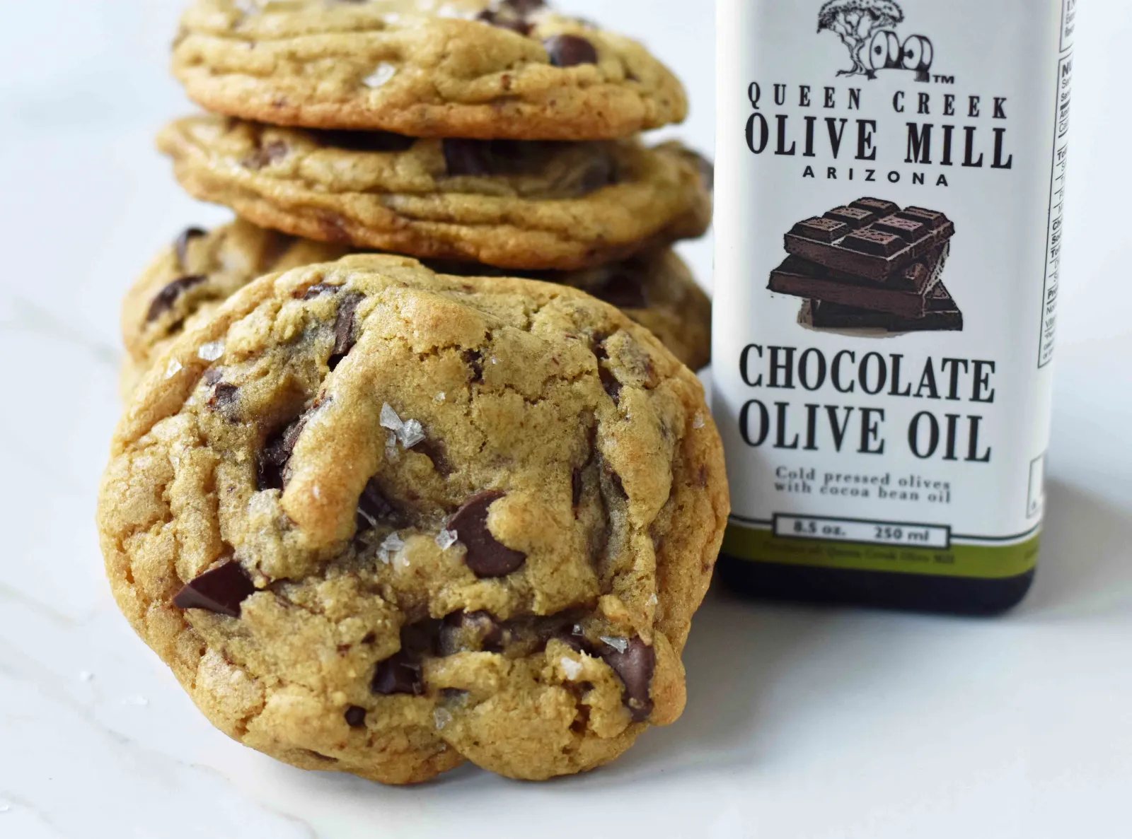 Dark Chocolate Chunk Olive Oil Cookies. Chewy and crispy chocolate chip cookies made with olive oil and butter. The perfect chocolate chip cookie with oil. www.modernhoney.com
