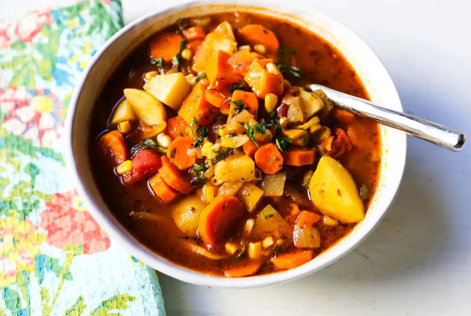 Detox Vegetable Soup. A healthy soup filled with vegetables, herbs, in a warm broth. How to make the best vegetable soup! www.modernhoney.com #vegetablesoup #veggiesoup #soups #soup #healthy
