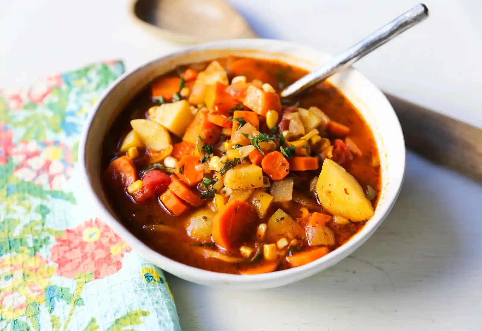 Detox Vegetable Soup. A healthy soup filled with vegetables, herbs, in a warm broth. How to make the best vegetable soup! www.modernhoney.com #vegetablesoup #veggiesoup #soups #soup #healthy