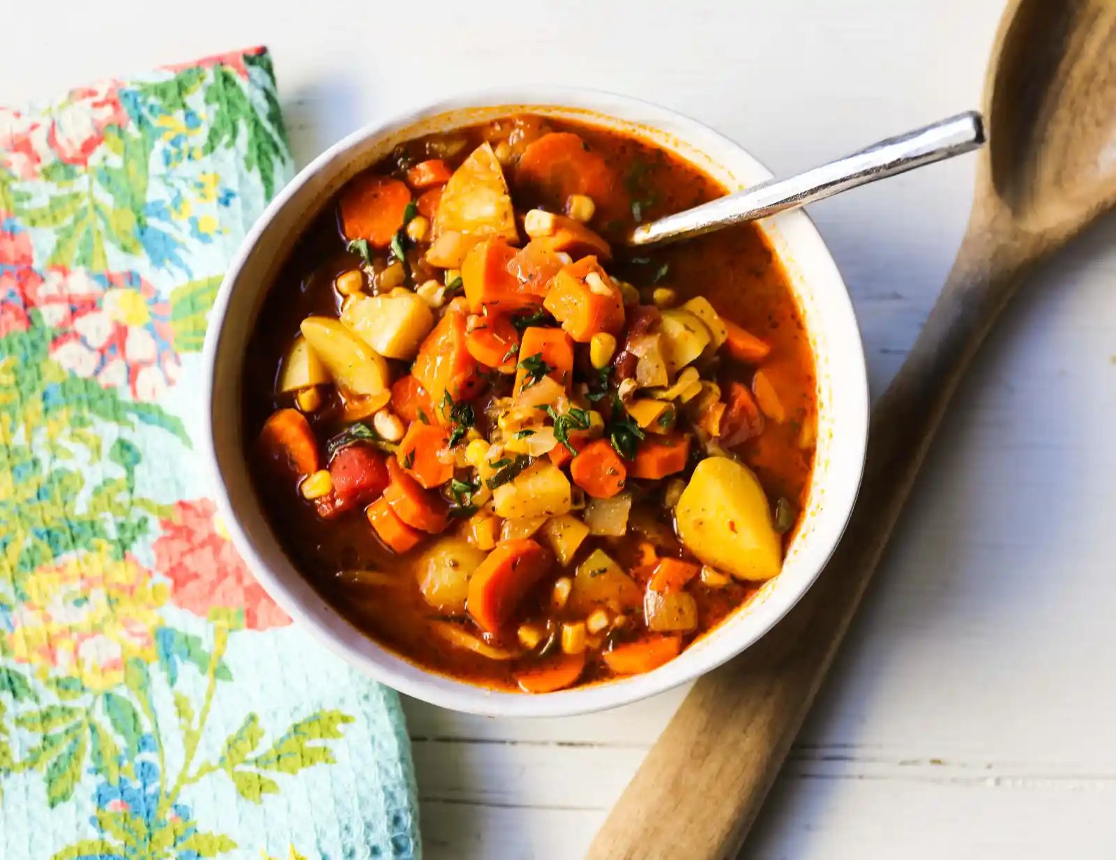 Detox Vegetable Soup. A healthy soup filled with vegetables, herbs, in a warm broth. How to make the best vegetable soup! www.modernhoney.com #vegetablesoup #veggiesoup #soups #soup #healthy