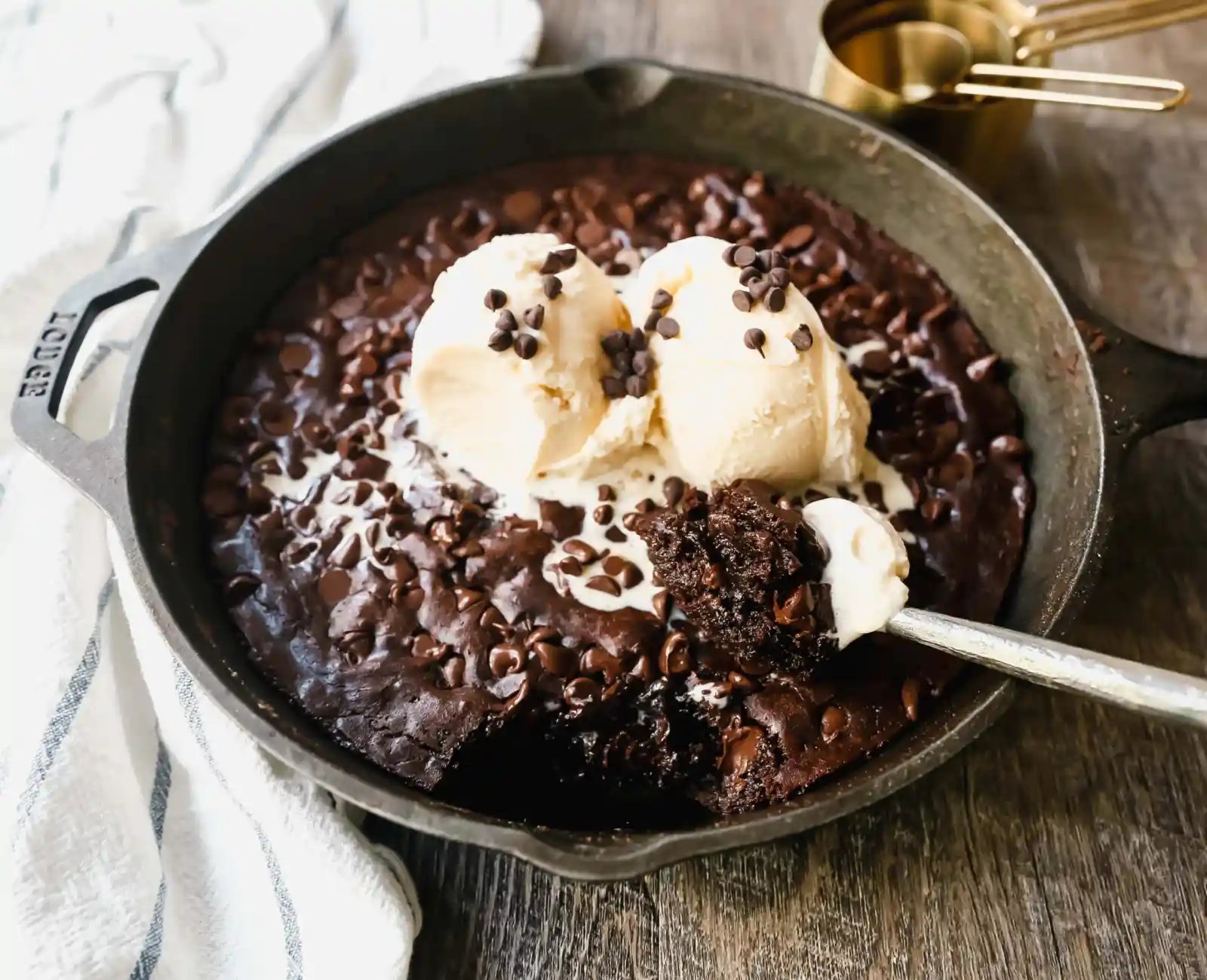 Double Chocolate Chocolate Chip Skillet Cookie Rich, chewy double chocolate chip cookie baked in a cast-iron skillet and topped with ice cream. www.modernhoney.com #doublechocolatechipskilletcookie #skilletcookie