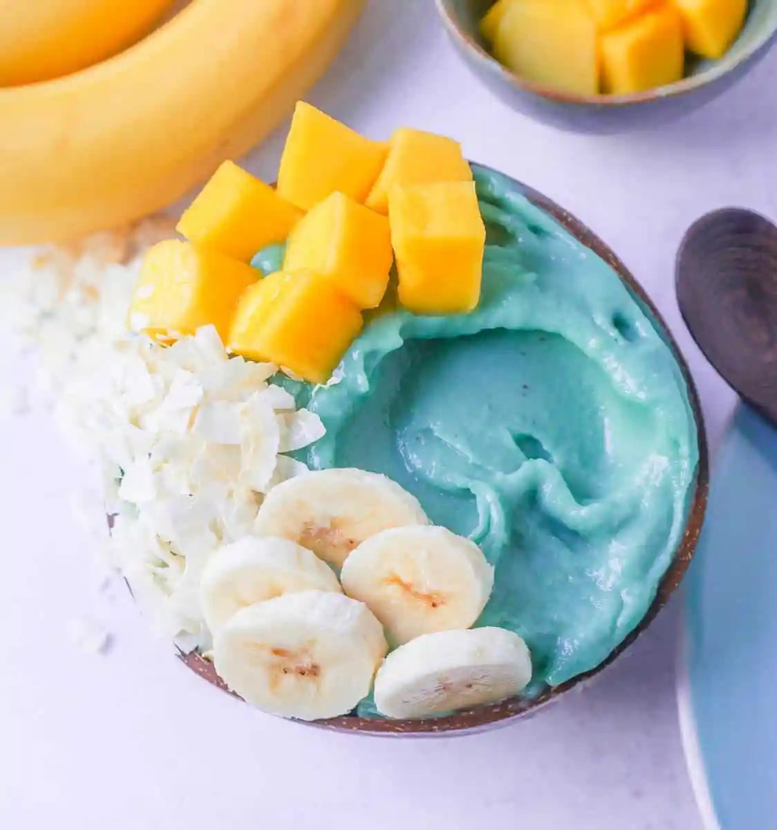 Blue Tropical Pineapple Coconut Smoothie Bowl: This tropical smoothie bowl is absolutely beautiful and delicious with the addition of the blue spirulina powder which makes it a ocean blue color. Coconut Pineapple Smoothie Bowl Recipe.