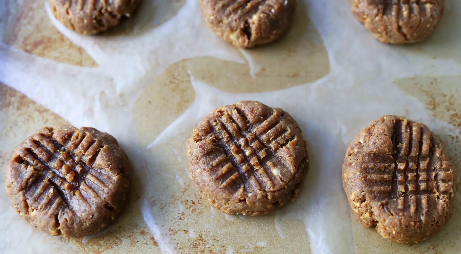 Flourless Chocolate Dipped Peanut Butter Cookies. Healthy peanut butter cookies dipped in dark chocolate. All-natural peanut butter cookies with only 5 ingredients! Flourless, butterless, peanut butter dark chocolate cookies. www.modernhoney.com #healthycookies #chocolatepeanutbutter #peanutbuttercookies #datecookies #peanutbutterdatecookies #chocolatepeanutbutter #cookierecipes