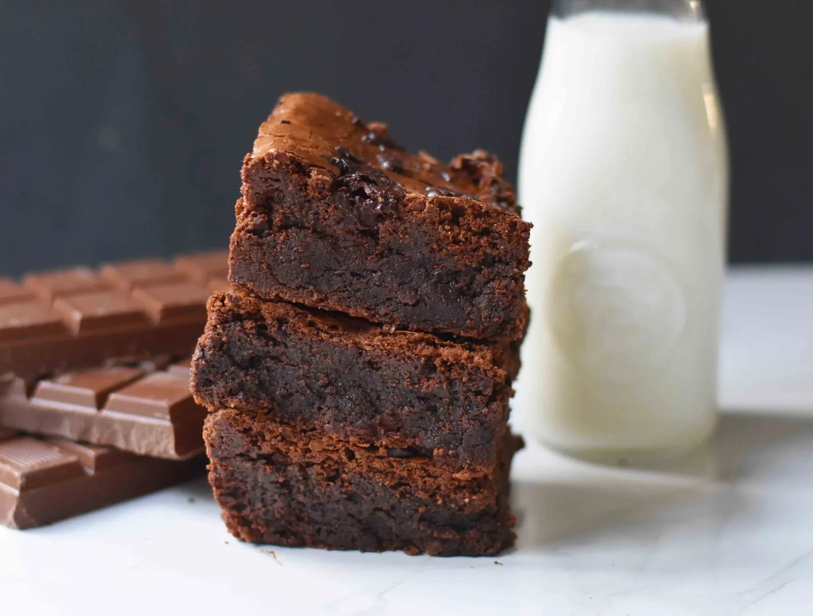 Gluten-Free Chocolate Fudge Brownies. How to make the best gluten-free brownies. Almond Flour Chocolate Brownies. #glutenfree #brownies #glutenfreebaking #glutenfreebrownies #brownies #chocolate www.modernhoney.com