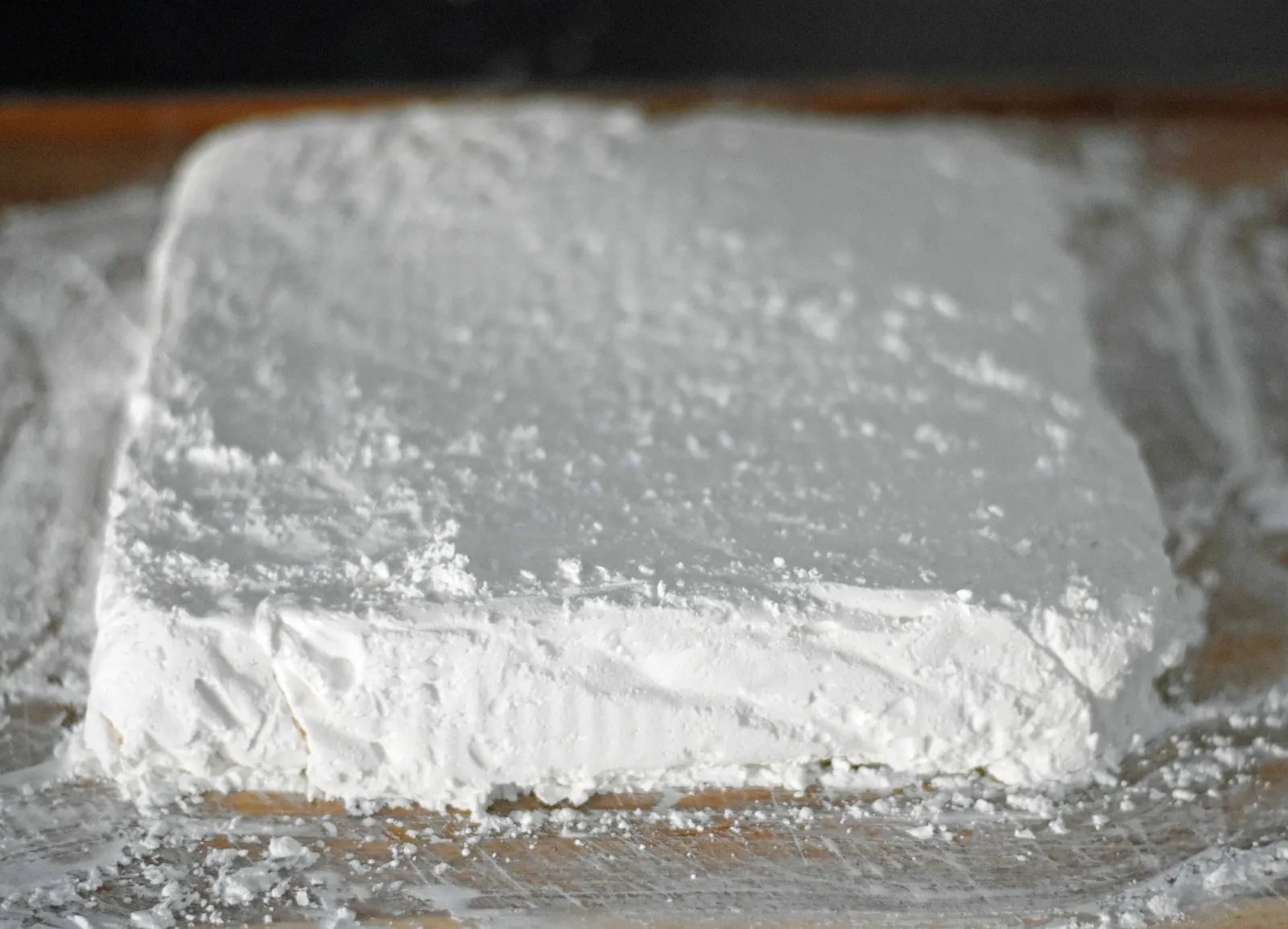 How to make soft and homemade marshmallows. Simple recipe to make perfect marshmallows at home. www.modernhoney.com