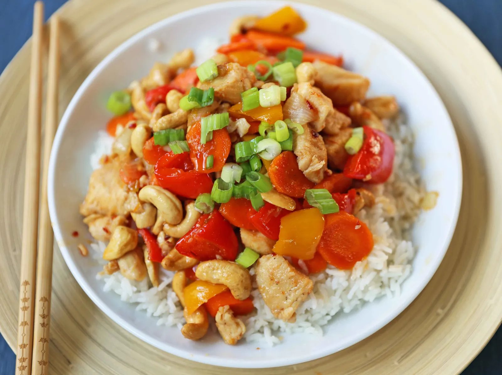 Honey Cashew Chicken. A healthier version of a popular Asian dish -- Cashew Chicken. Gluten-Free. Dairy-Free. Sugar-Free. A spicy and sweet chicken with crisp vegetables in a flavorful sauce. www.modernhoney.com #honeycashewchicken #cashewchicken #chinesechicken #asianfood