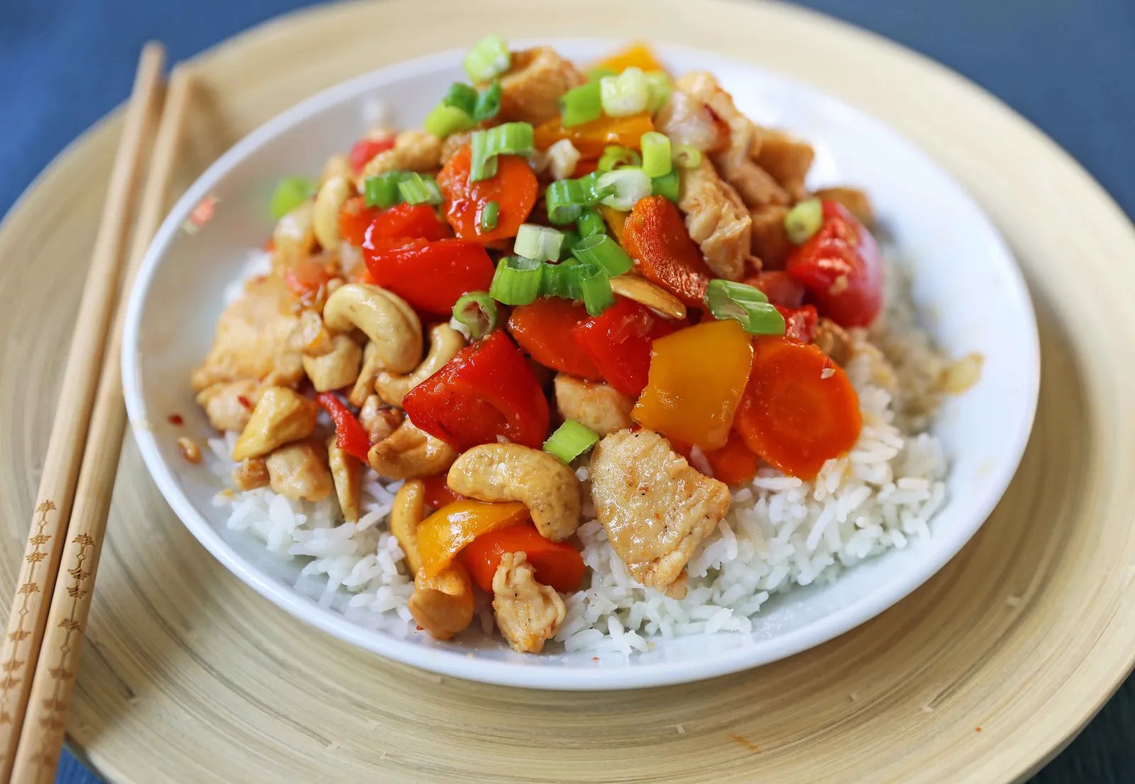 Honey Cashew Chicken. A healthier version of a popular Asian dish -- Cashew Chicken. Gluten-Free. Dairy-Free. Sugar-Free. A spicy and sweet chicken with crisp vegetables in a flavorful sauce. www.modernhoney.com #honeycashewchicken #cashewchicken #chinesechicken #asianfood