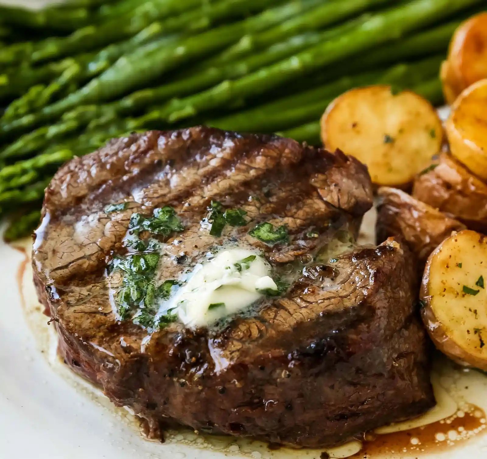 How to Grill the Perfect Steak Tips and tricks for grilling the perfect steak every single time! www.modernhoney.com #steak #grilling #grill #grilledsteak #filetmignon