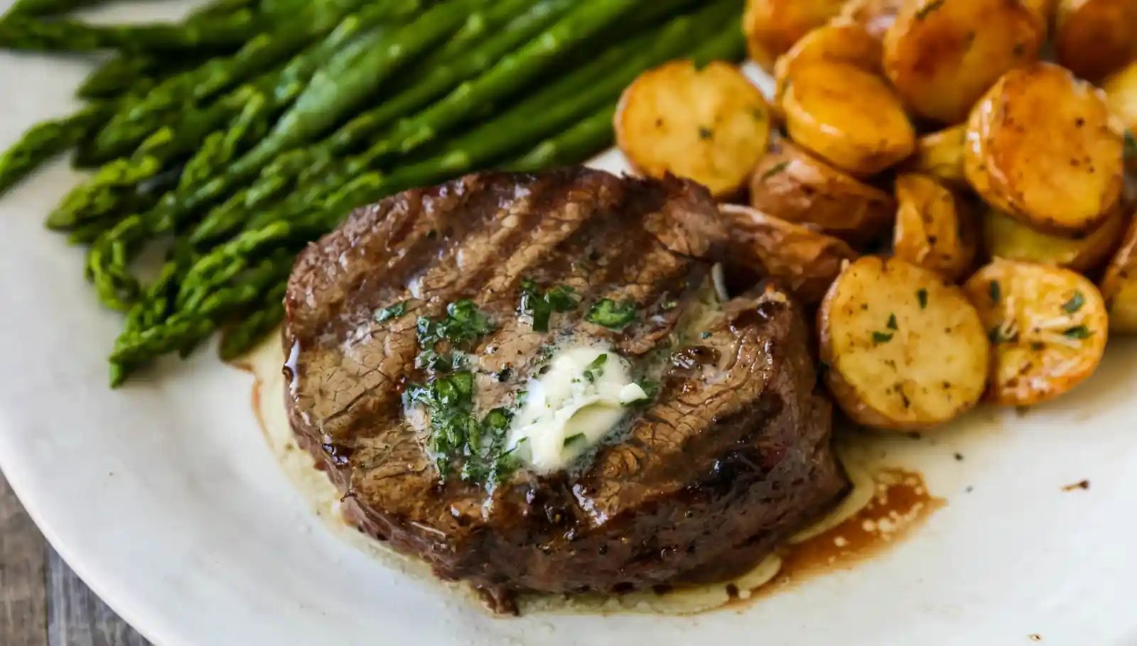How to Grill the Perfect Steak Tips and tricks for grilling the perfect steak every single time! www.modernhoney.com #steak #grilling #grill #grilledsteak #filetmignon