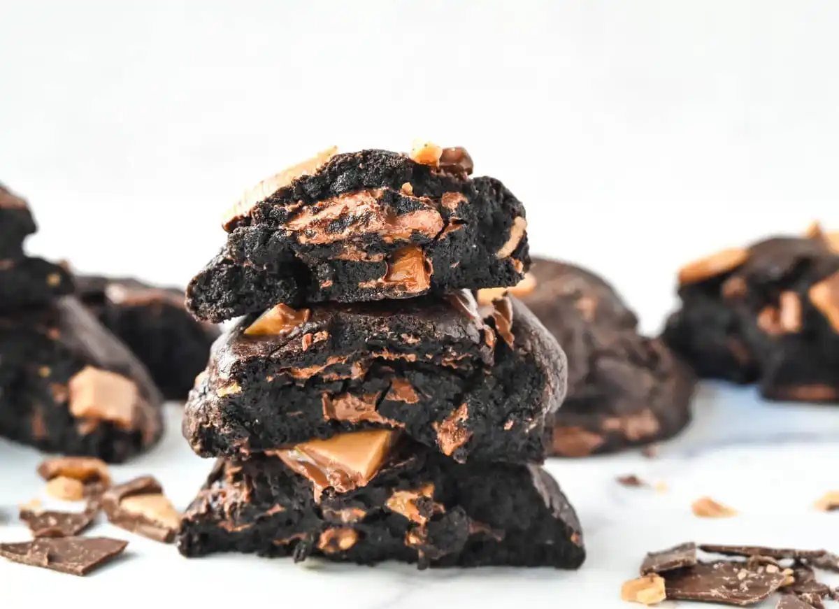 Rich, decadent, dark chocolate cookies filled with chocolate covered toffee chunks. These Levain Bakery Chocolate Toffee Cookies are the perfect chocolate toffee cookie. For extra rich chocolate flavor, add a touch of espresso powder to make Levain Bakery Coffee Toffee Cookies.