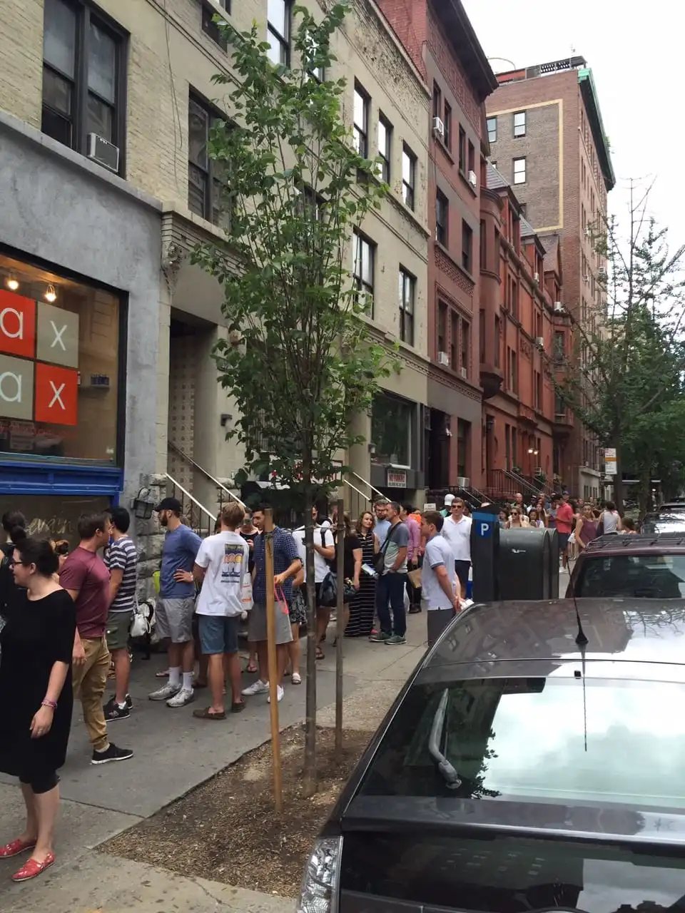Line at Levain Bakery. Levain Bakery Dark Chocolate Peanut Butter Chip Cookies by Modern Honey l www.modernhoney.com