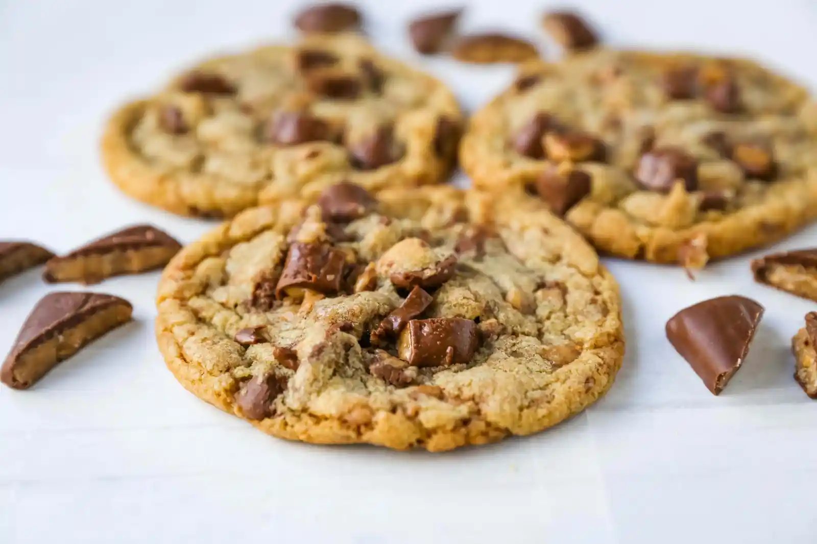 Milk Chocolate Toffee Cookies Buttery rich milk chocolate chip cookies with milk chocolate covered toffee pieces. You are going to fall in love with these browned butter milk chocolate chip toffee cookies! www.modernhoney.com #toffeecookies #milkchocolatetoffeecookies #saucepancookies