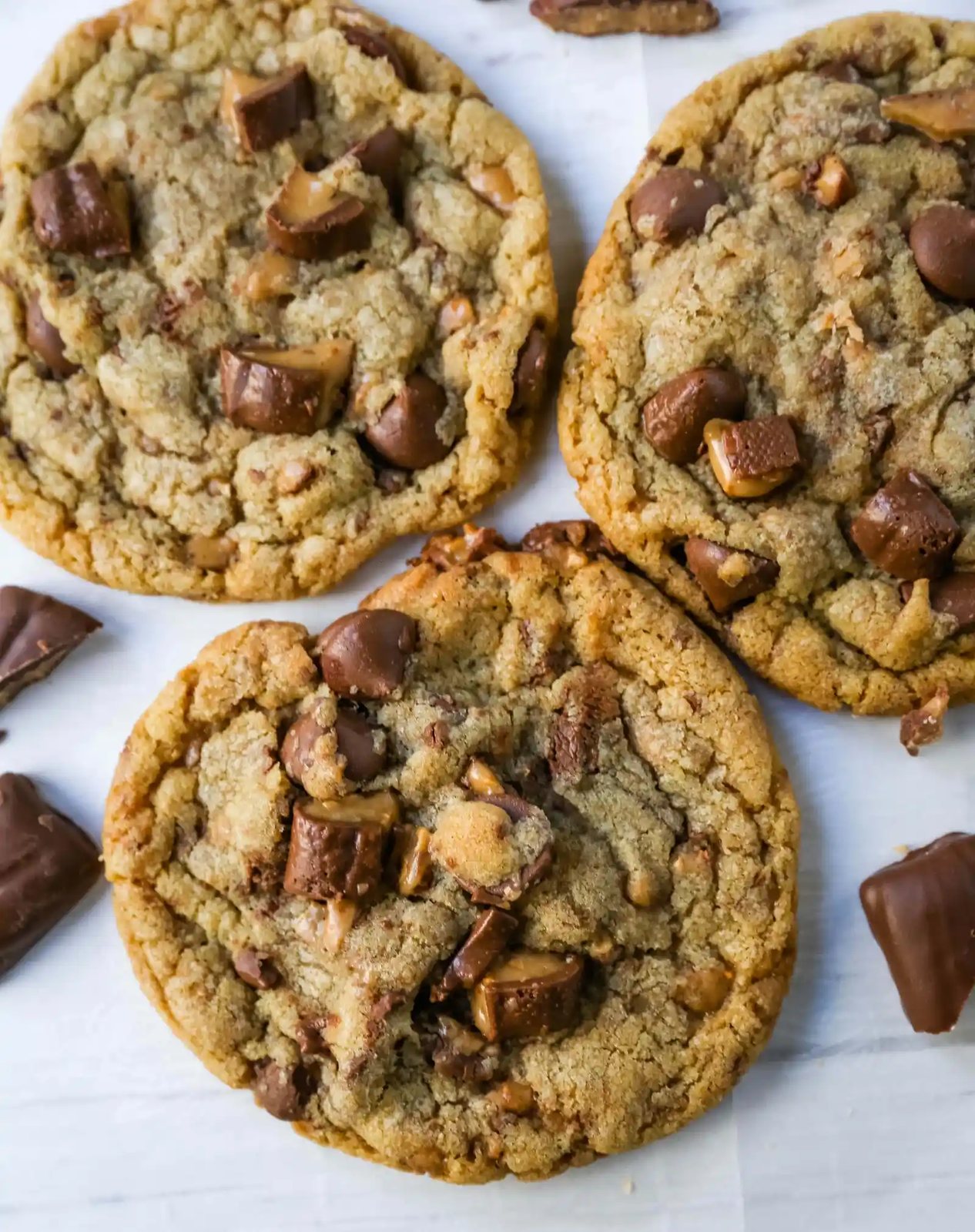 Milk Chocolate Toffee Cookies Buttery rich milk chocolate chip cookies with milk chocolate covered toffee pieces. You are going to fall in love with these browned butter milk chocolate chip toffee cookies! www.modernhoney.com #toffeecookies #milkchocolatetoffeecookies #saucepancookies